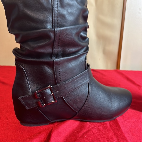 NWT 9 1/2 black boots they pull on. They have faux buckles on both sides - Picture 3 of 9